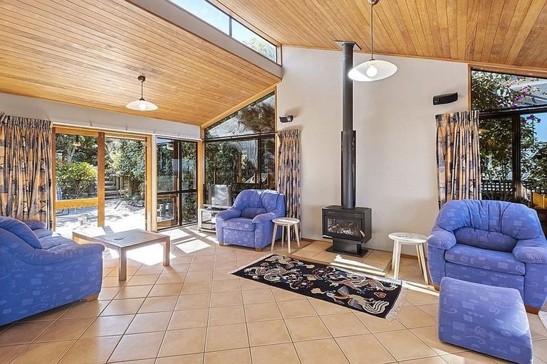 Photo of property in 11 Calypso Place, Rothesay Bay, Auckland, 0630