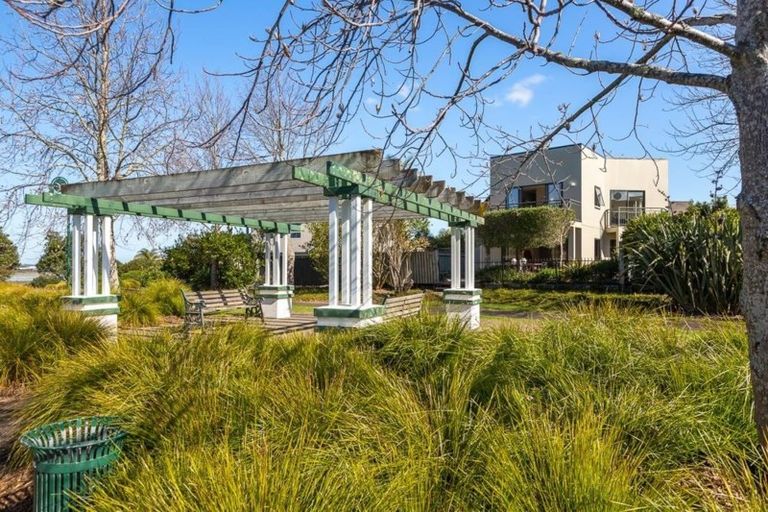 Photo of property in 21/15f Vinograd Drive, Te Atatu Peninsula, Auckland, 0610