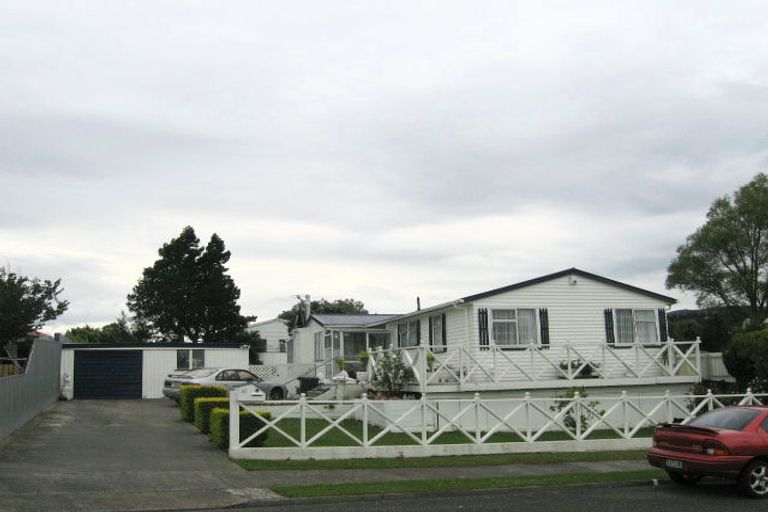 Photo of property in 40 Aniseed Grove, Timberlea, Upper Hutt, 5018