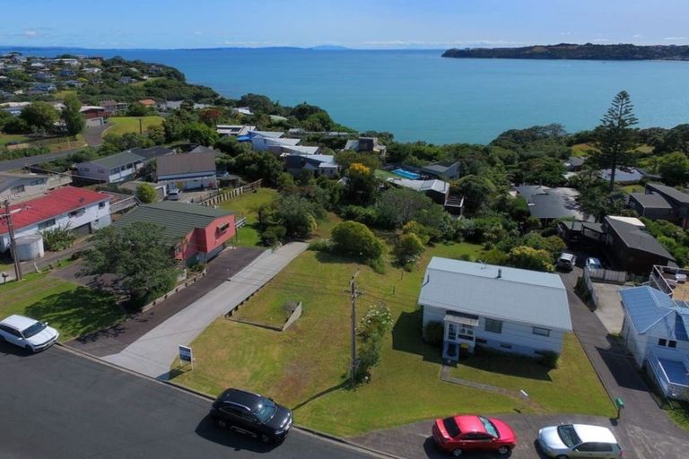 Photo of property in 19a Melandra Road, Stanmore Bay, Whangaparaoa, 0932