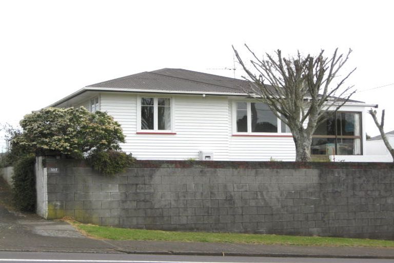 Photo of property in 107 Omata Road, Marfell, New Plymouth, 4310