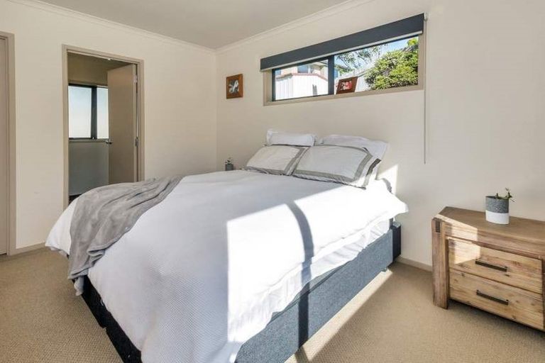 Photo of property in 20 Fairford Avenue, Henderson, Auckland, 0612