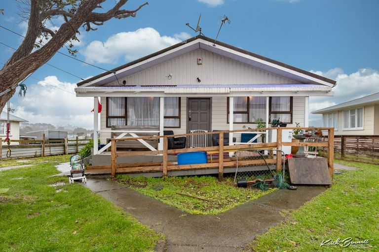Photo of property in 10 Somerset Place, Cannons Creek, Porirua, 5024