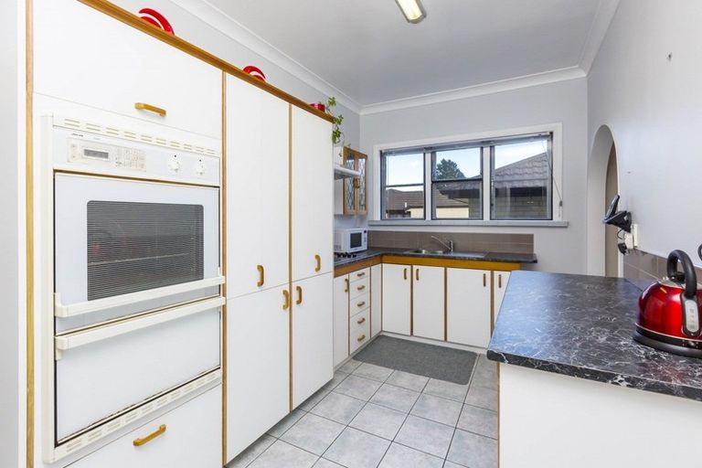 Photo of property in 10 Savage Crescent, Upper Hutt Central, Upper Hutt, 5018