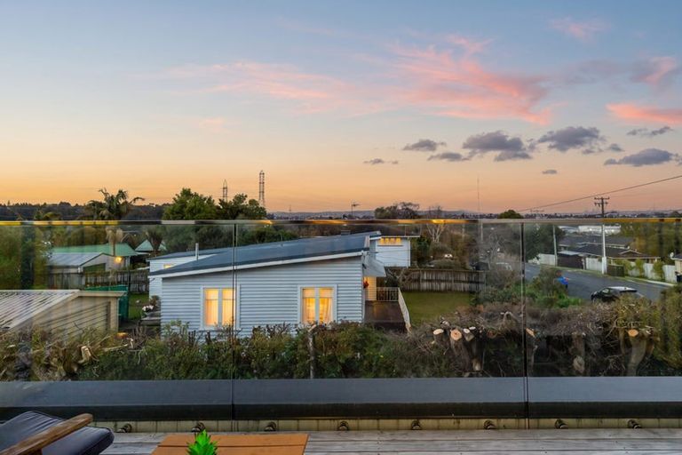 Photo of property in 4/43a Waimumu Road, Massey, Auckland, 0614