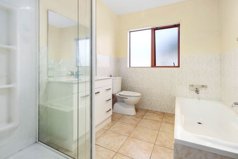 Photo of property in 2 Ali Place, Ranui, Auckland, 0612