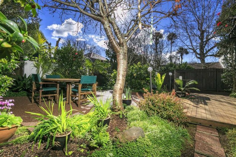 Photo of property in 2/4 Frater Avenue, Milford, Auckland, 0620