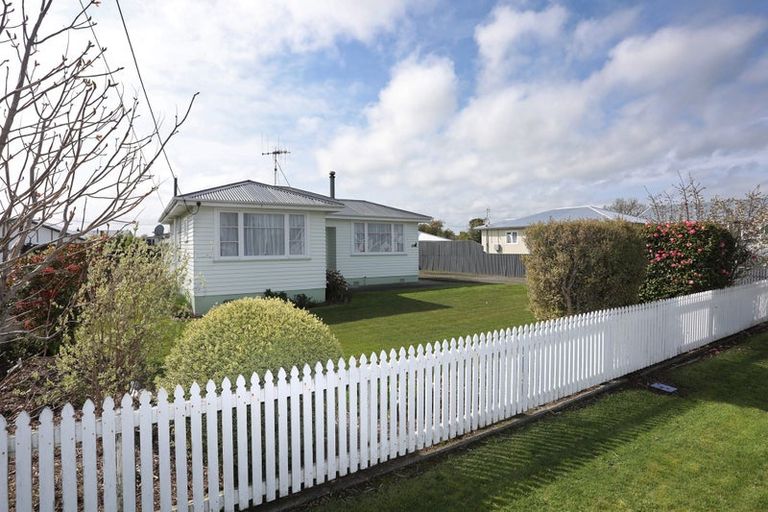 Photo of property in 25 Ngahina Street, Marton, 4710