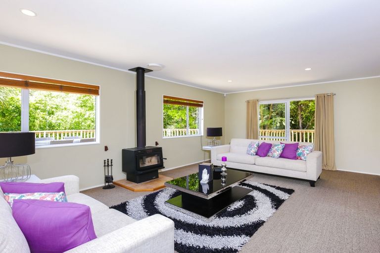 Photo of property in 8 Woodfern Crescent, Titirangi, Auckland, 0604