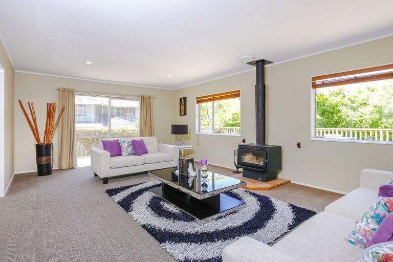 Photo of property in 8 Woodfern Crescent, Titirangi, Auckland, 0604