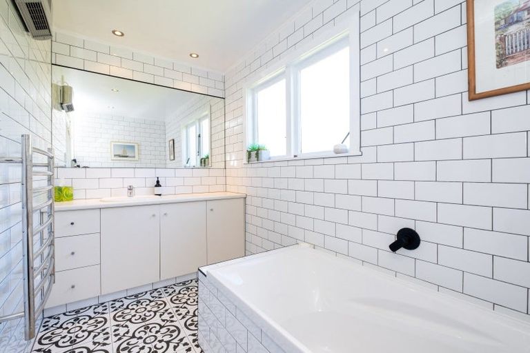 Photo of property in 2 Kaweka Place, Havelock North, 4130