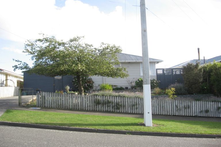 Photo of property in 6 Wiltshire Place, Cannons Creek, Porirua, 5024