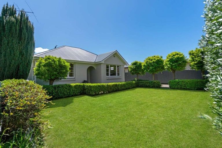 Photo of property in 17 Sackville Street, Martinborough, 5711