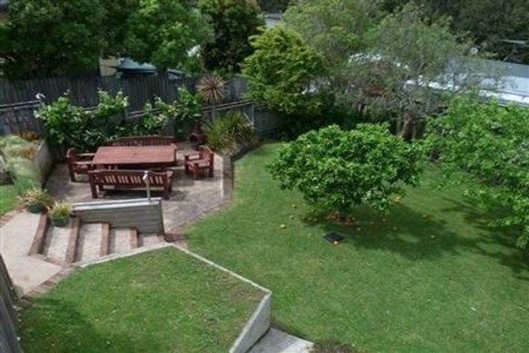 Photo of property in 42 Valley View Road, Glenfield, Auckland, 0629