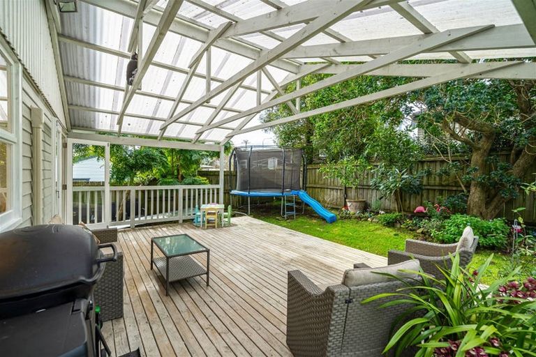 Photo of property in 2/276a Wairau Road, Glenfield, Auckland, 0627