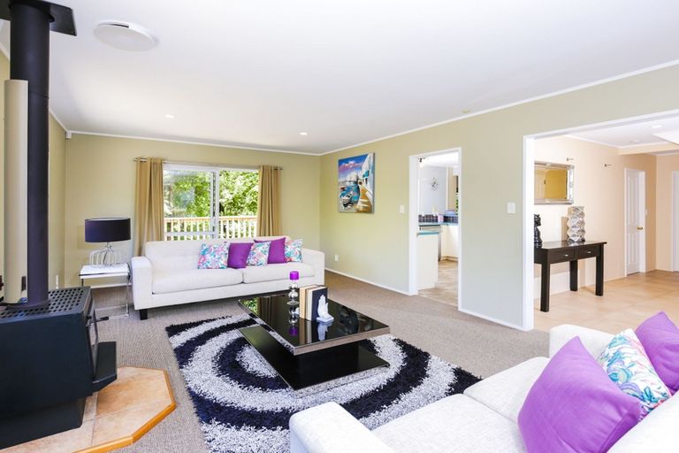 Photo of property in 8 Woodfern Crescent, Titirangi, Auckland, 0604