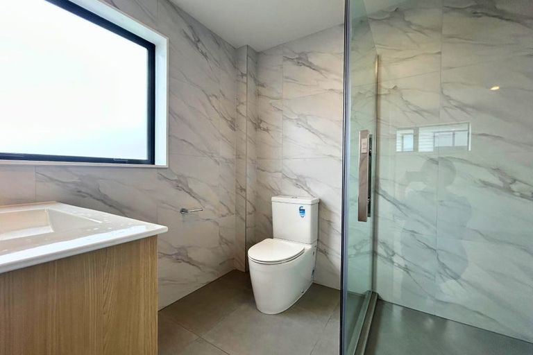 Photo of property in 23c Athena Drive, Totara Vale, Auckland, 0629