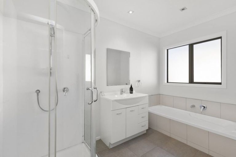 Photo of property in 5 Mcewen Crescent, Riverstone Terraces, Upper Hutt, 5018