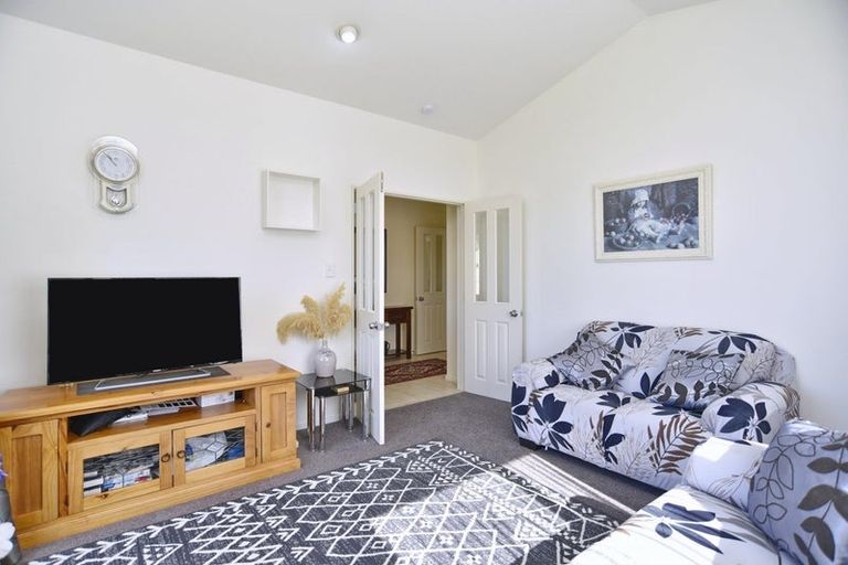 Photo of property in 15 Willowview Drive, Redwood, Christchurch, 8051