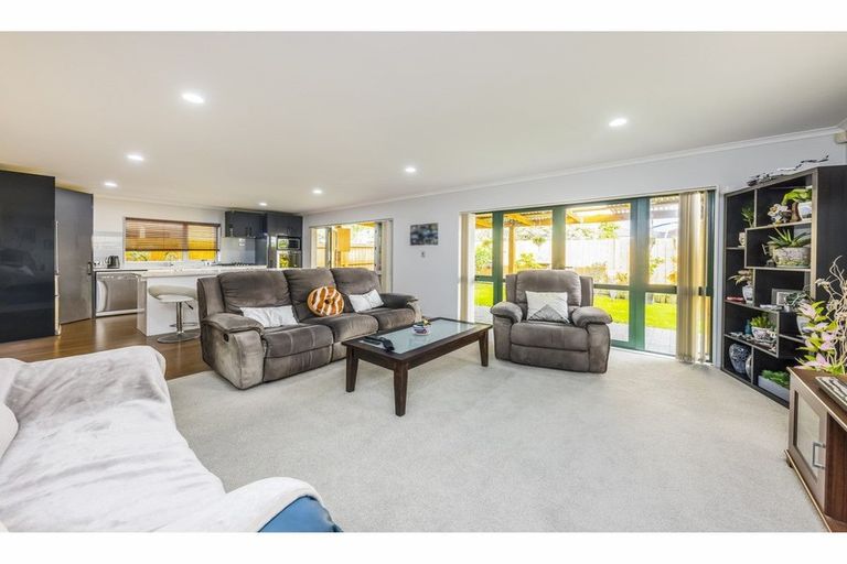 Photo of property in 38 Maypark Crescent, Flat Bush, Auckland, 2016