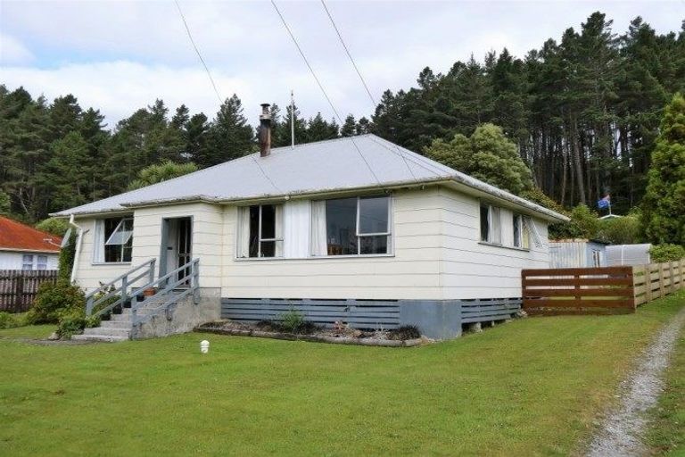 Photo of property in 16 Mawhera Street, Dobson, Greymouth, 7805