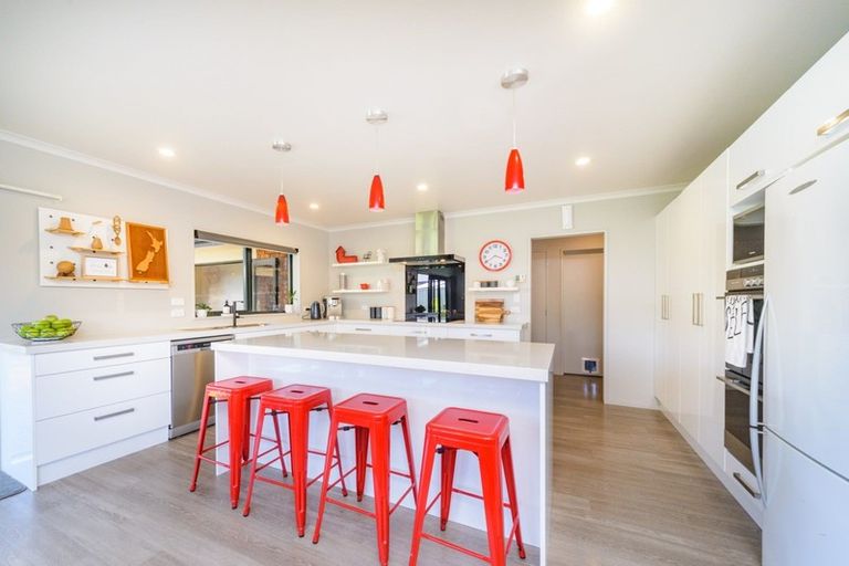 Photo of property in 18 Daniel Place, Kelvin Grove, Palmerston North, 4414