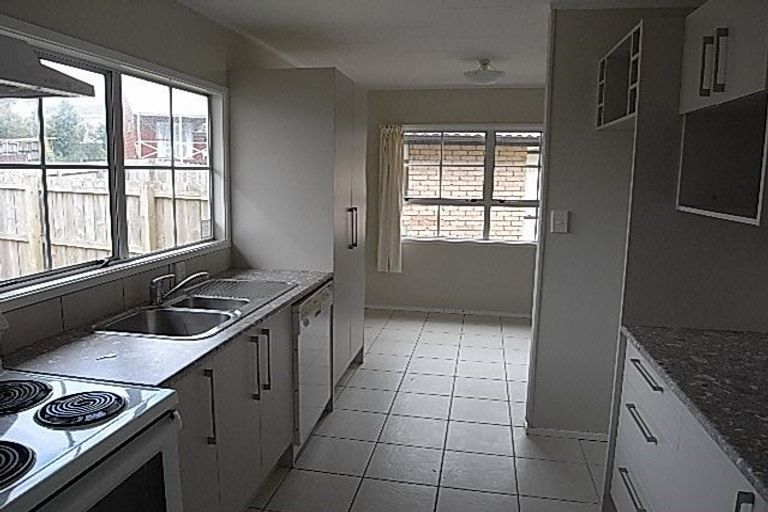 Photo of property in 33 Claverdon Drive, Massey, Auckland, 0614