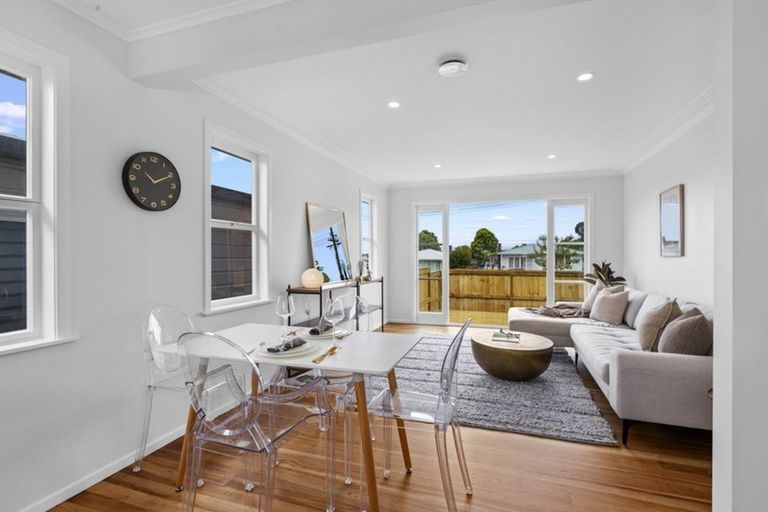 Photo of property in 1/3 Daphne Street, Kelston, Auckland, 0602