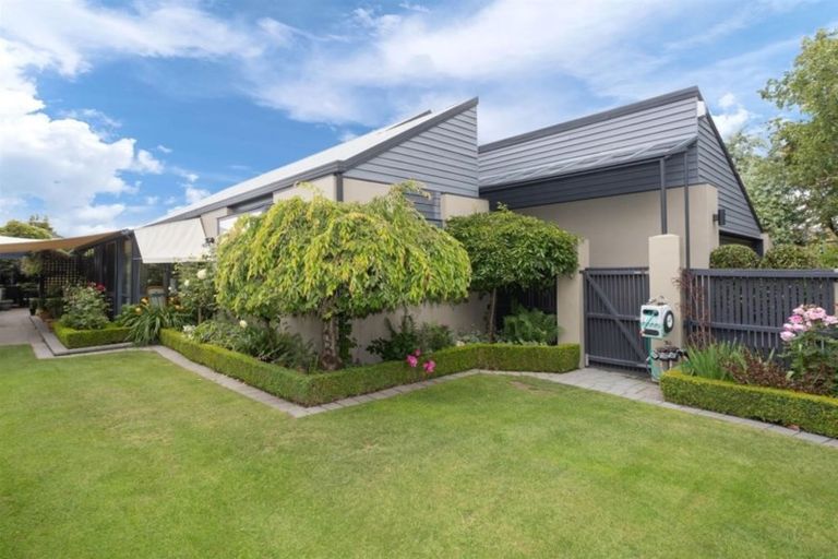 Photo of property in 11 Cricklewood Place, Avonhead, Christchurch, 8042