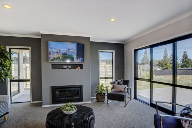 Photo of property in 2 Oakmont Crescent, Waiwhakaiho, New Plymouth, 4312