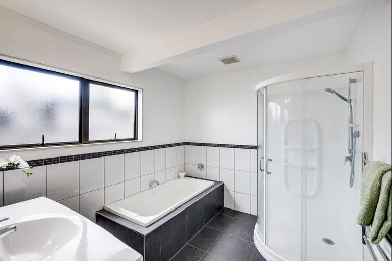 Photo of property in 14 Bassett Place, Taradale, Napier, 4112