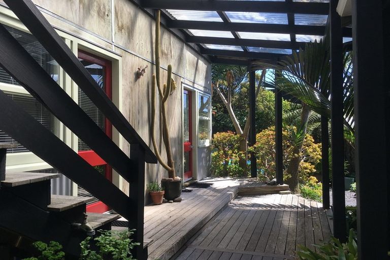 Photo of property in 5 Rayner Road, Piha, New Lynn, 0772