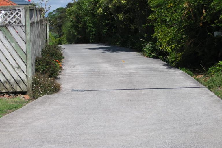 Photo of property in 1/158 Cliff View Drive, Green Bay, Auckland, 0604