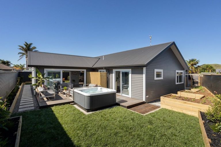 Photo of property in 28 Araroa Place, Papamoa Beach, Papamoa, 3118