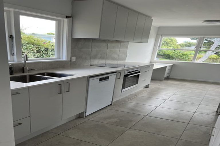 Photo of property in 19 Lyford Crescent, Sunnynook, Auckland, 0620