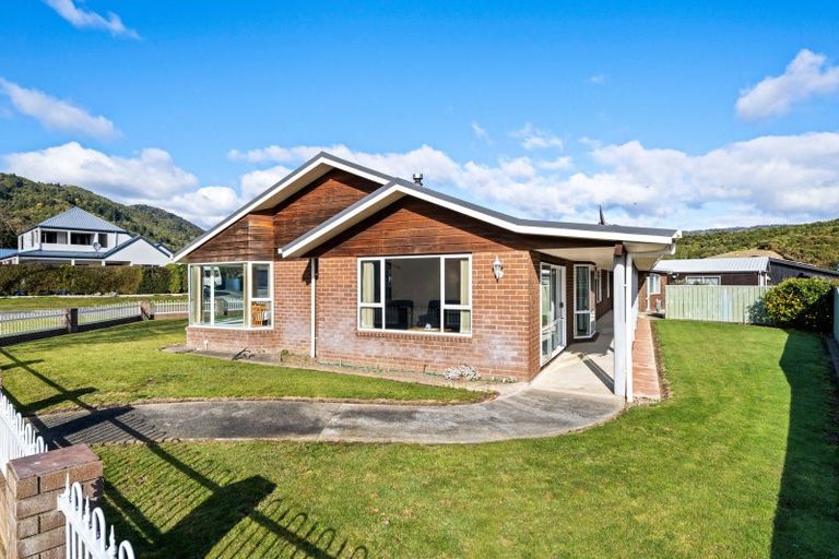 Photo of property in 28 Ranui Street, Waikawa, Picton, 7220