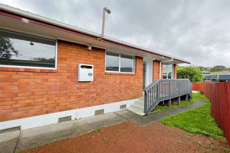Photo of property in 2/82 Moore Street, Hillcrest, Auckland, 0627