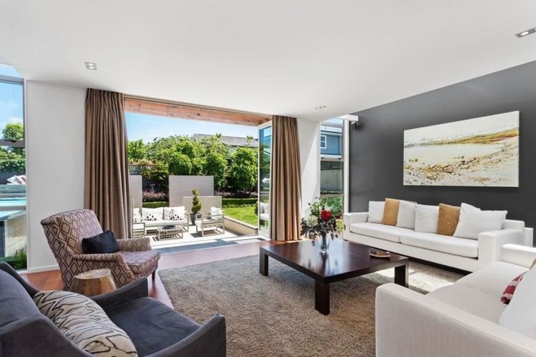 Photo of property in 8 Saint Andrews Square, Strowan, Christchurch, 8052