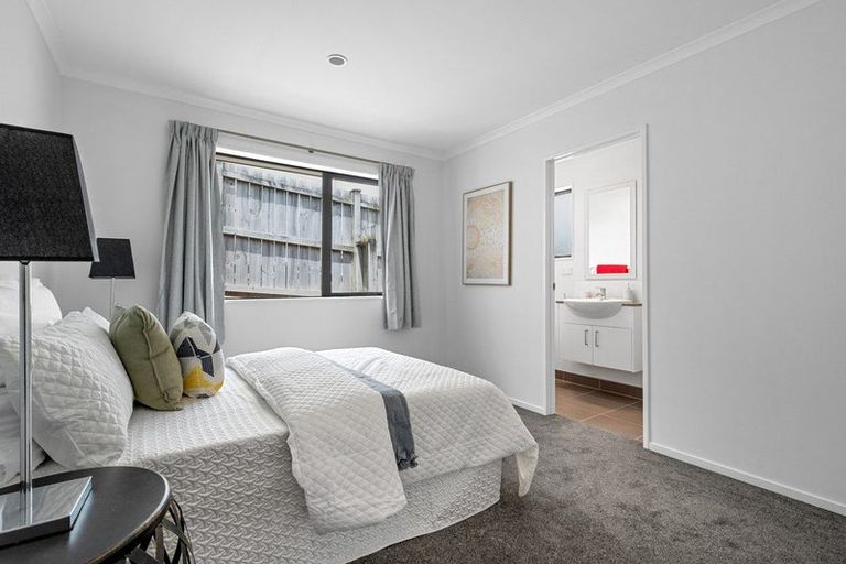 Photo of property in 59a Sungrove Rise, Sunnyvale, Auckland, 0612