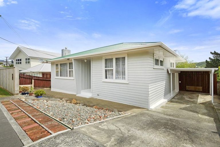 Photo of property in 5 Cara Crescent, Paparangi, Wellington, 6037