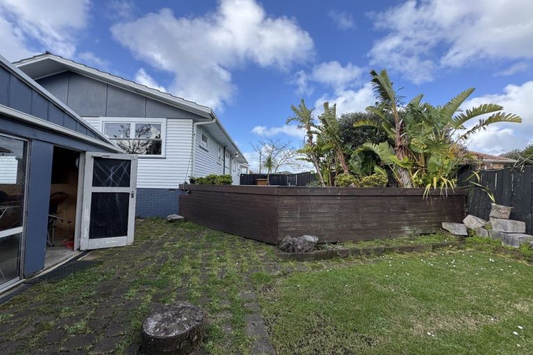 Photo of property in 2 Thomas Rea Place, Te Atatu South, Auckland, 0610