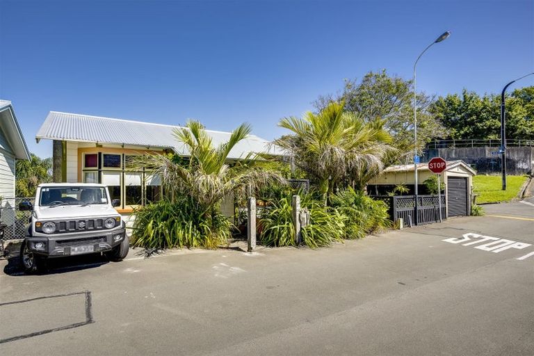 Photo of property in 1 Lawrence Road, Hospital Hill, Napier, 4110