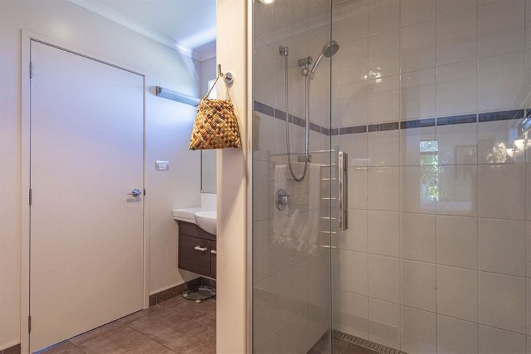 Photo of property in 5 Paradise Point Place, One Tree Point, 0118