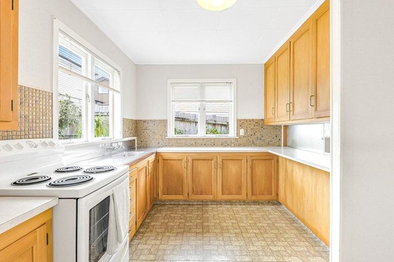 Photo of property in 5 Valron Road, Te Atatu South, Auckland, 0602