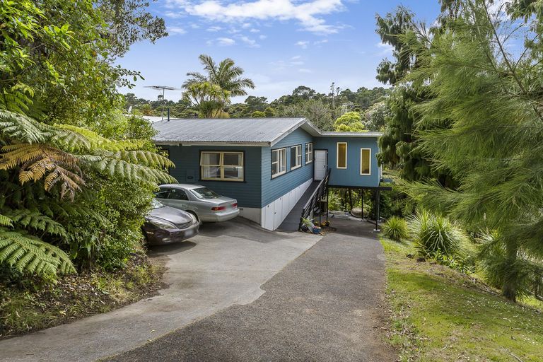 Photo of property in 22 Harrybrook Road, Green Bay, Auckland, 0604