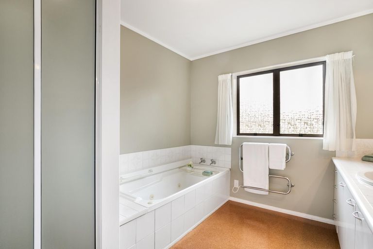 Photo of property in 24 Jack Paterson Road, Opaheke, Papakura, 2584