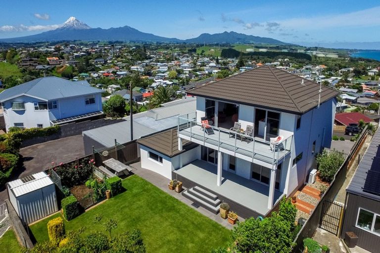 Photo of property in 10 Scott Street, Moturoa, New Plymouth, 4310