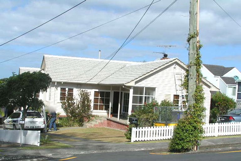 Photo of property in 9 Woodside Avenue, Northcote, Auckland, 0627