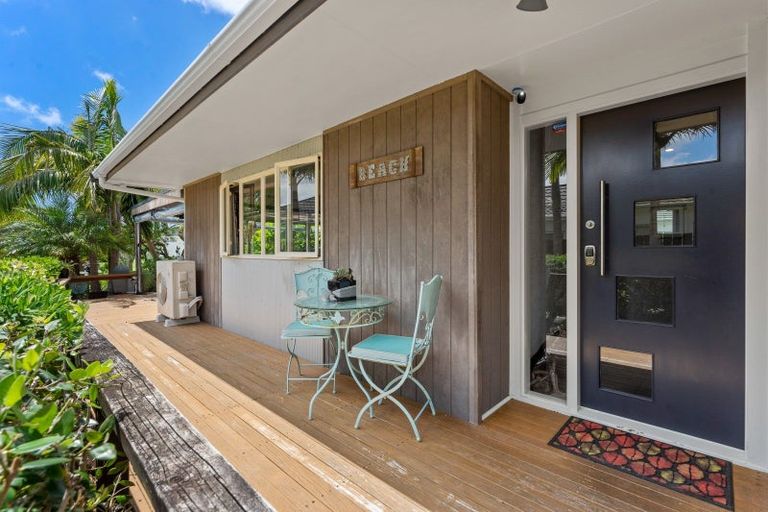 Photo of property in 12 Quo Vadis Place, Red Beach, 0932