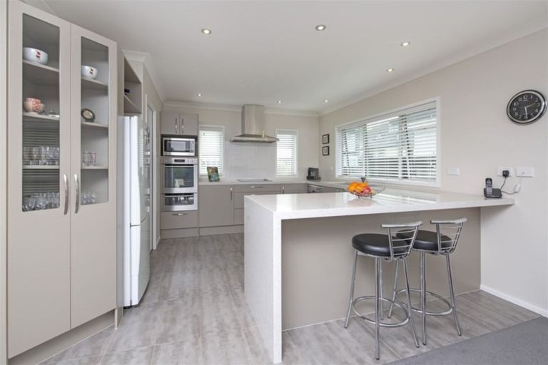 Photo of property in 6 Swindon Close, Mellons Bay, Auckland, 2014